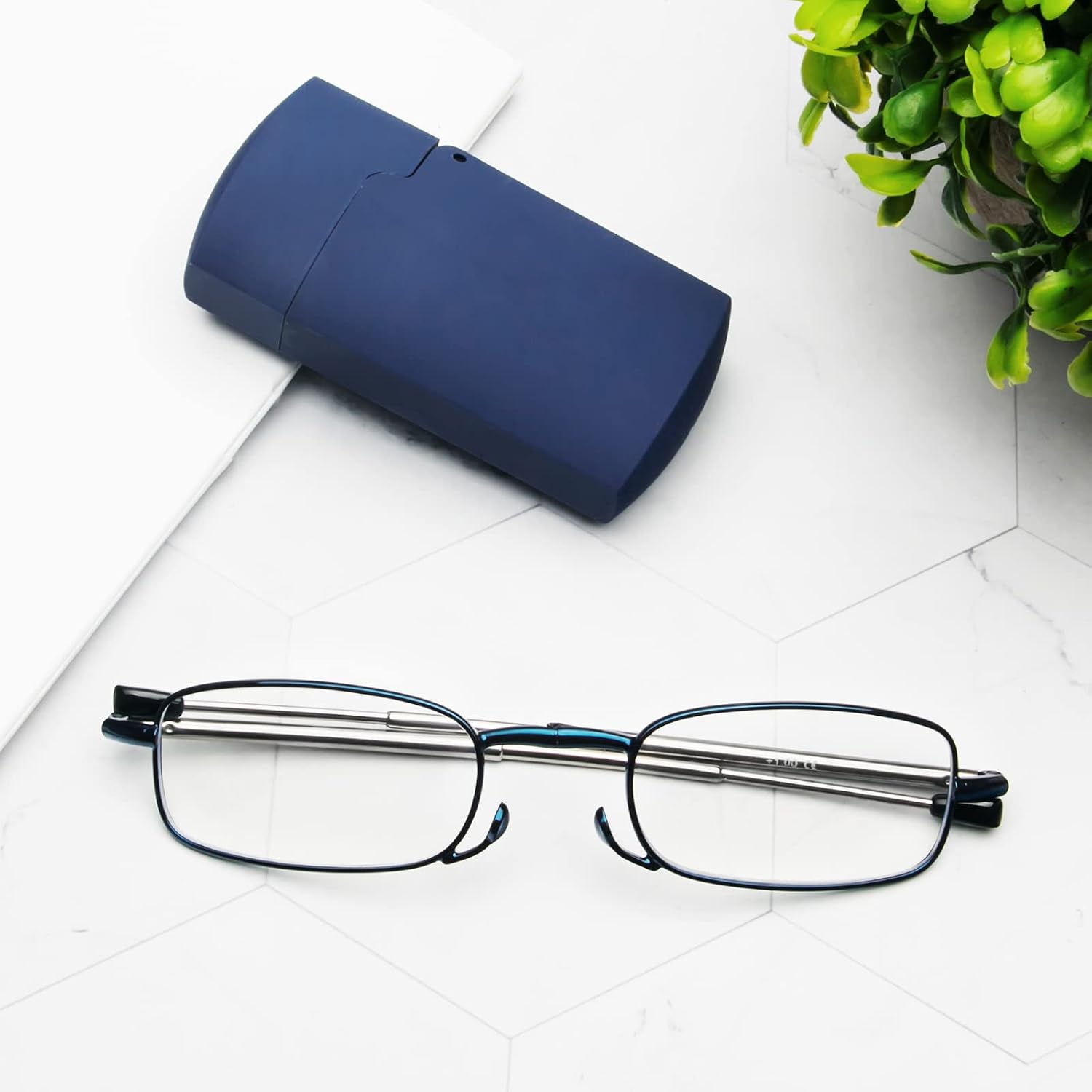 Detalle de KoKoBin Faltbare 2er-Pack Lesebrille aus Edelstahl – kompakt, mit Mini-Hartschalen-Etui und variablen Dioptrien