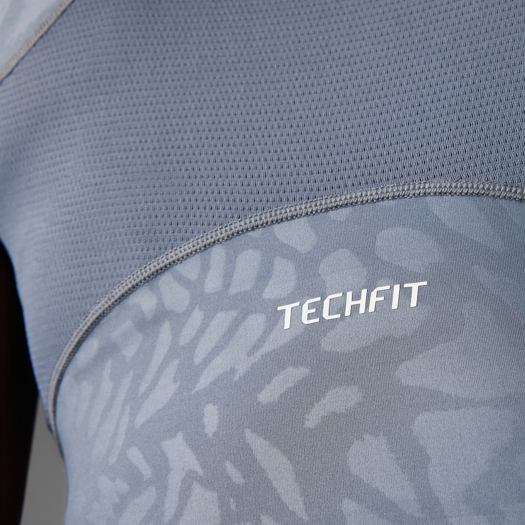 Detalle de Camiseta Adidas Techfit Printed – negro, ajuste cómodo para entrenar
