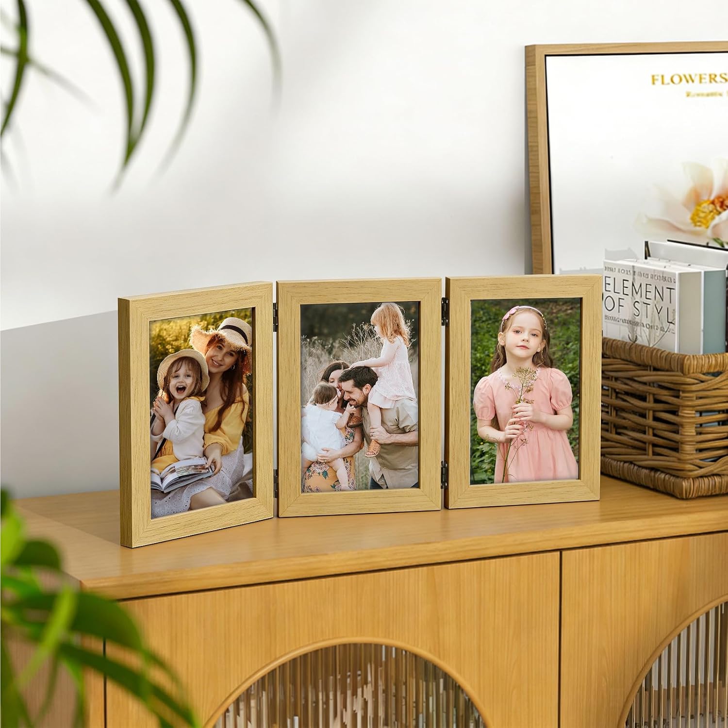 Detalle de ROYUEXT Triple Folding Photo Frame: A timber-edged 3-in-1 display for memories