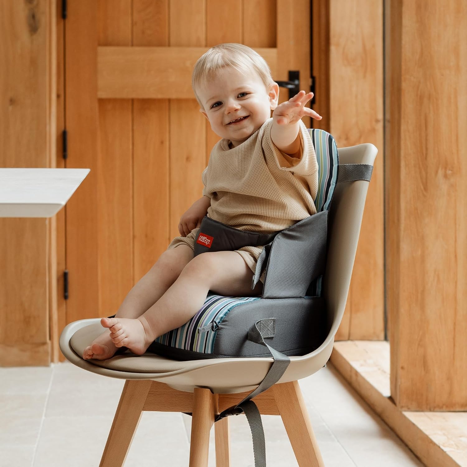 Detalle de Nuby Travel Booster Seat – Compact and Foldable: A practical sit-up chair for 6+ months to 3 years