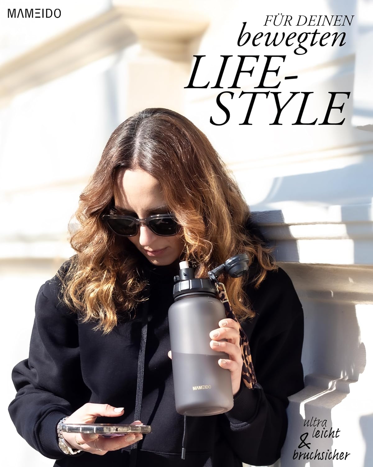 Detalle de MAMEIDO Trinkflasche mit Strohhalm, Zeitmarkierung und 1 l Inhalt – auslaufsicheres Tritan-Modell in Urban Taupe