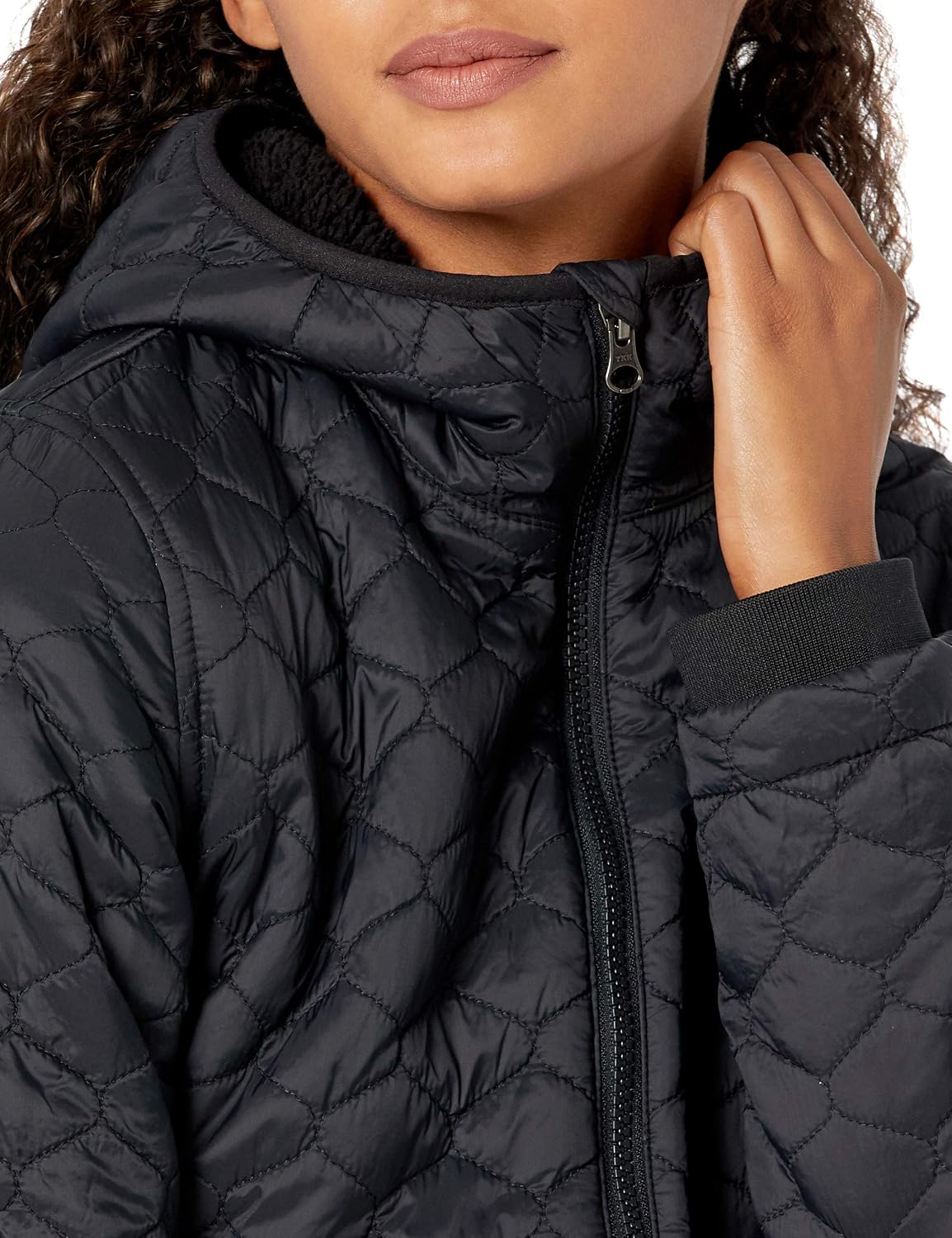 Detalle 1 de Amazon Essentials Steppjacke mit Sherpa