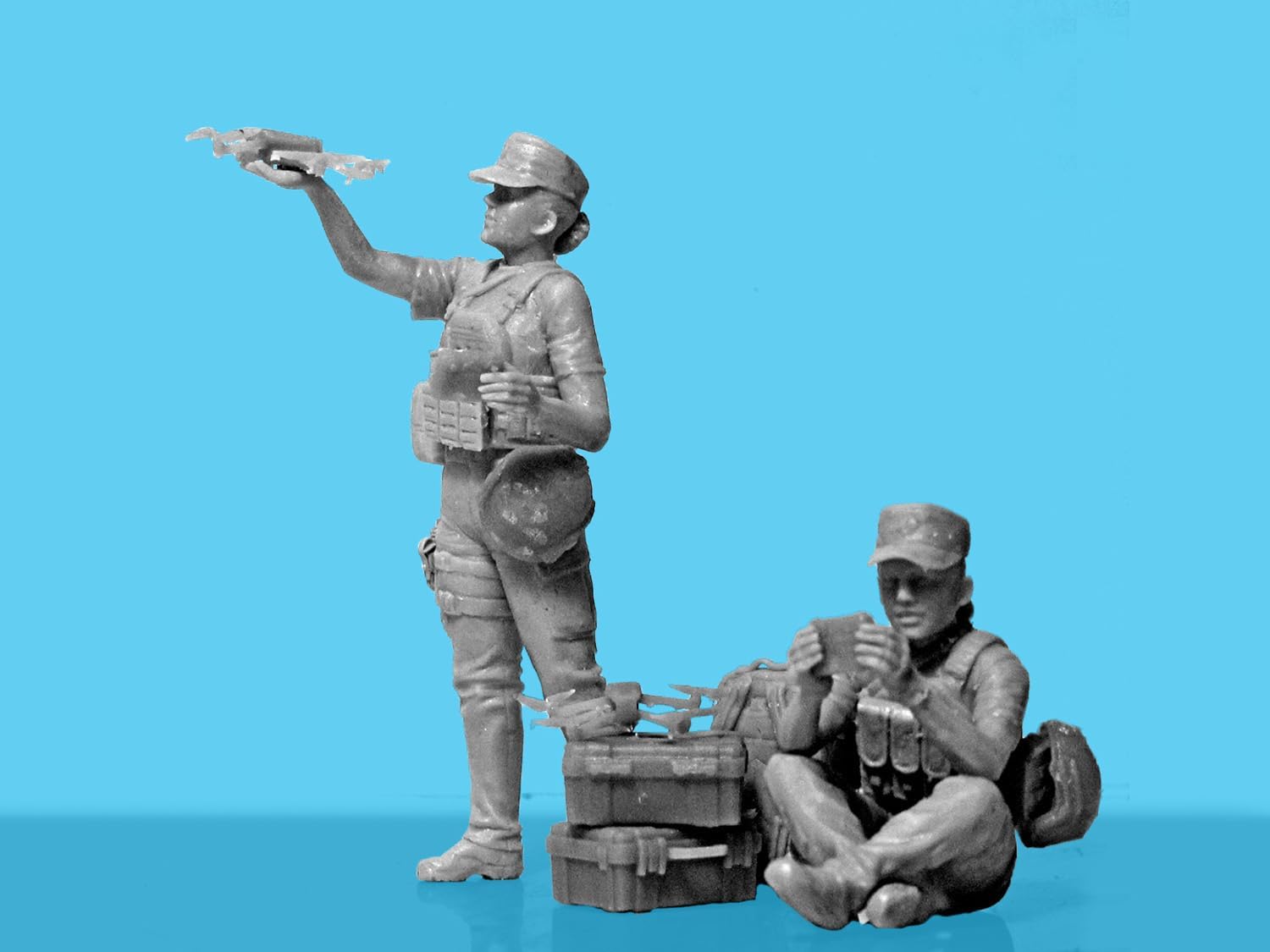 Thumbnail 4 de アイシーエム 35755 1/35 ウクライナ女性兵士 プラモデル フィギュア4体・ドローンパーツ付き