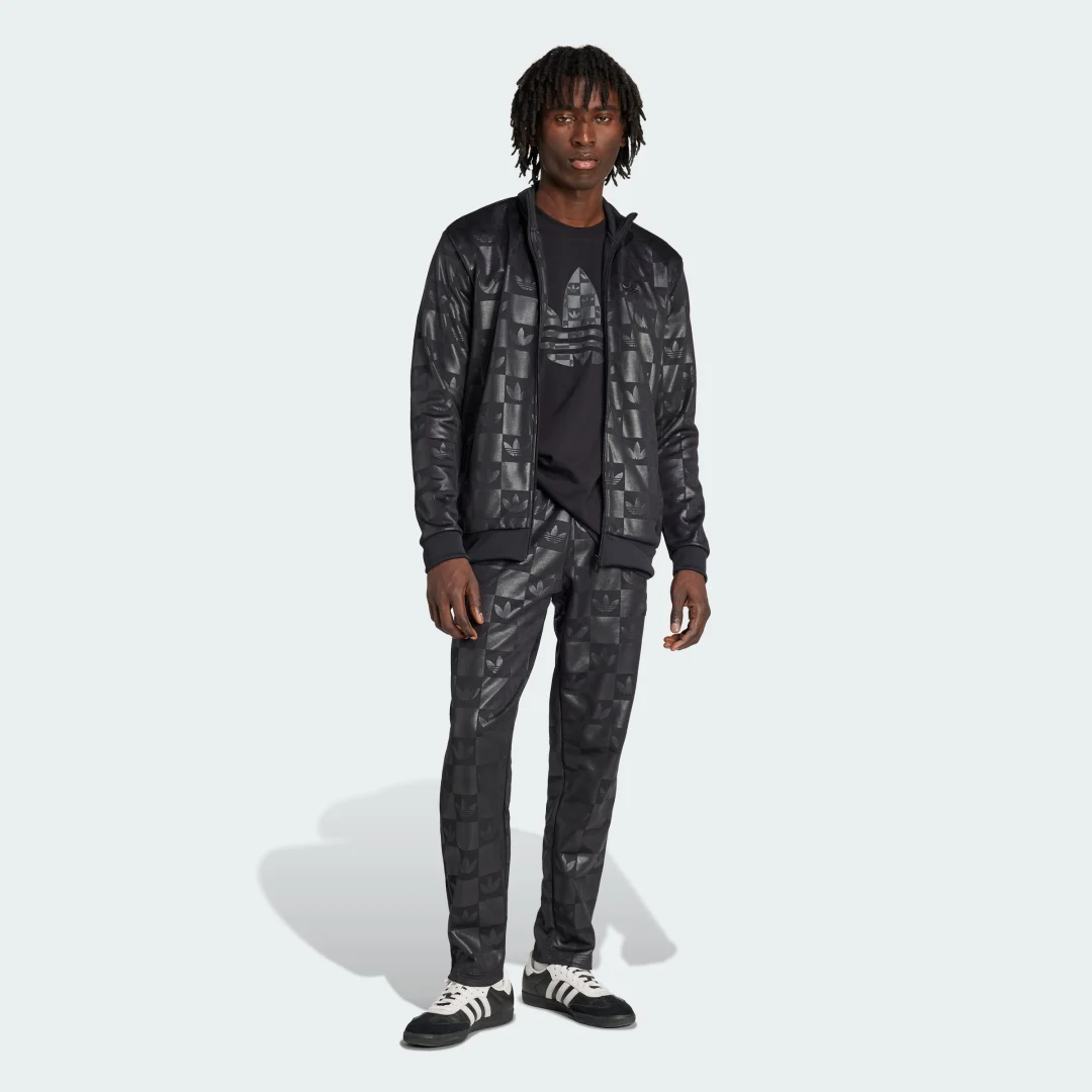 Detalle de Monogram All Over Print Regular Track Top de Adidas: algo más que un chándal negro
