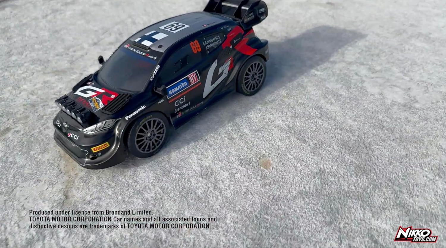 Detalle de Nikko Voiture RC Toyota Gazoo Racing Sweden Rally 2024 – Rovanperä 1:18, Télécommande 2,4 GHz
