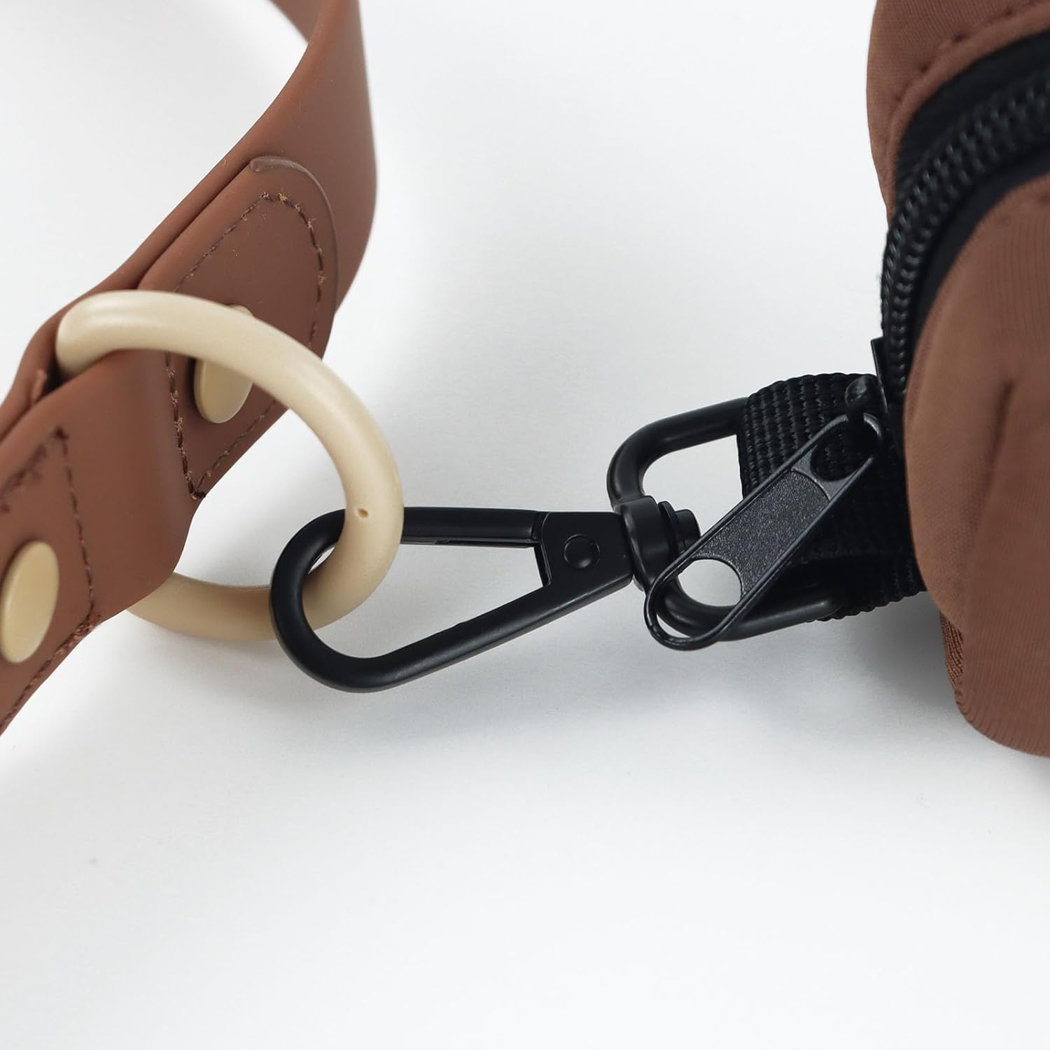 Detalle 2 de Wolfone 2‑Pack Hundekotbeutel-Halter – robust, kompatibel mit jeder Leine, braun/sand