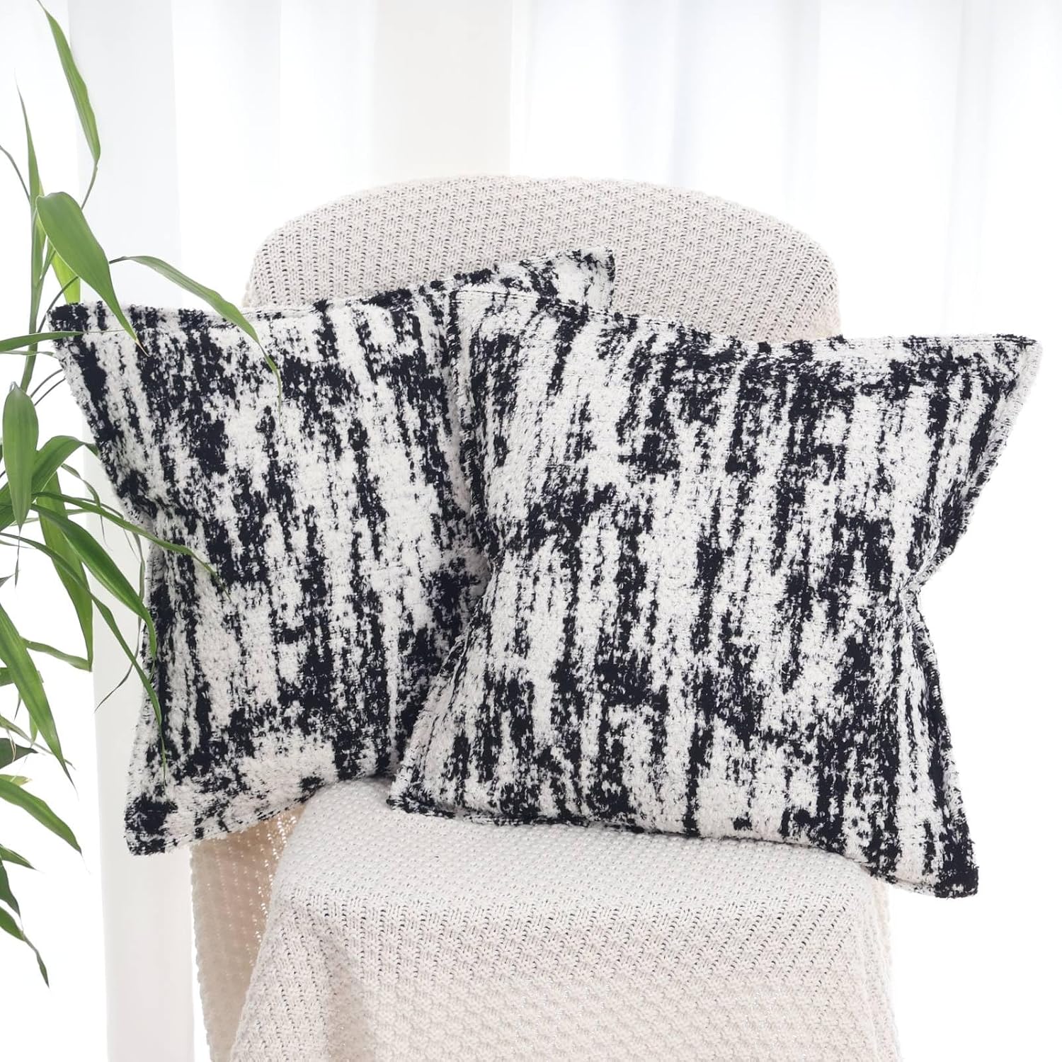 Detalle de OYIMUA Fluffy Cushion Covers 45 x 45 Black & White – Set of 2