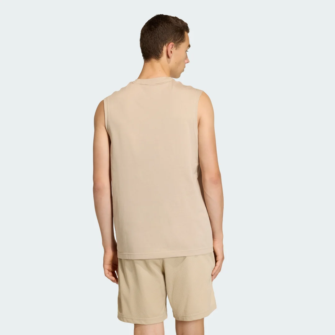 Detalle de Camiseta sin mangas Trefoil Essentials de Adidas — estilo básico y cómodo en color beige