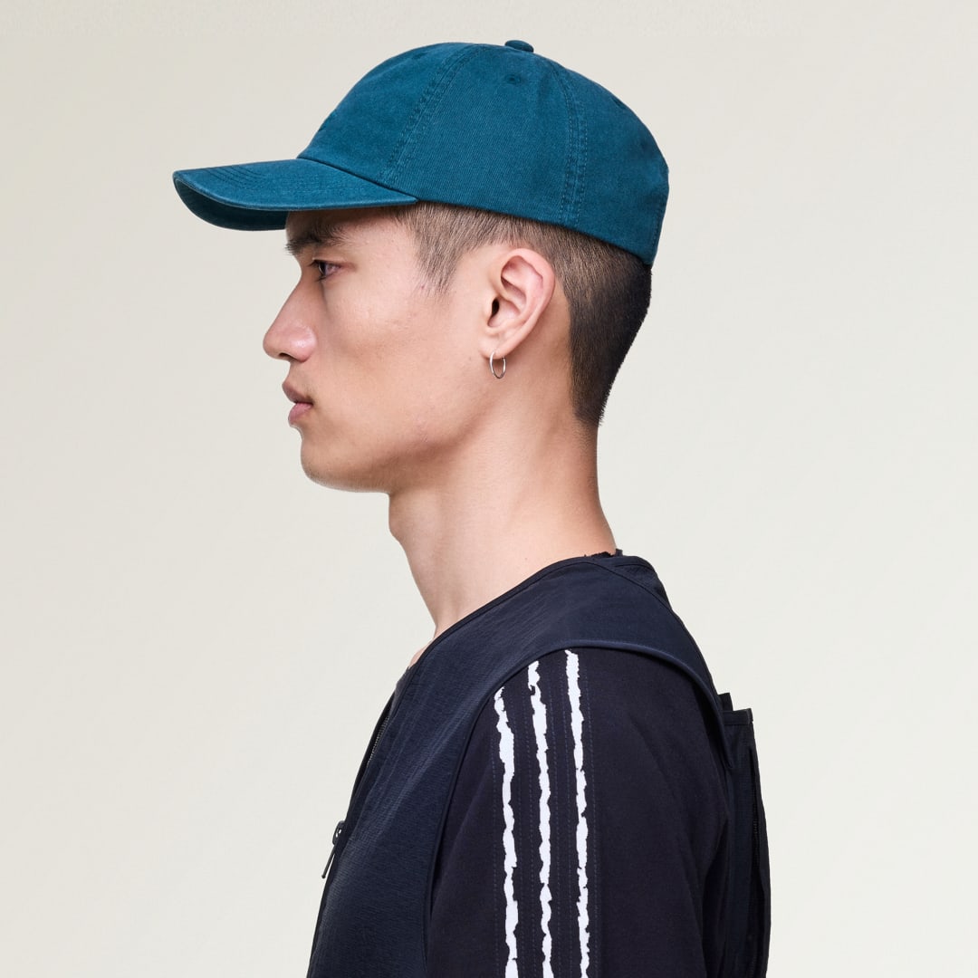 Detalle 2 de Gorra Dad Y-3 de Adidas: estilo urbano y comodidad para el día a día