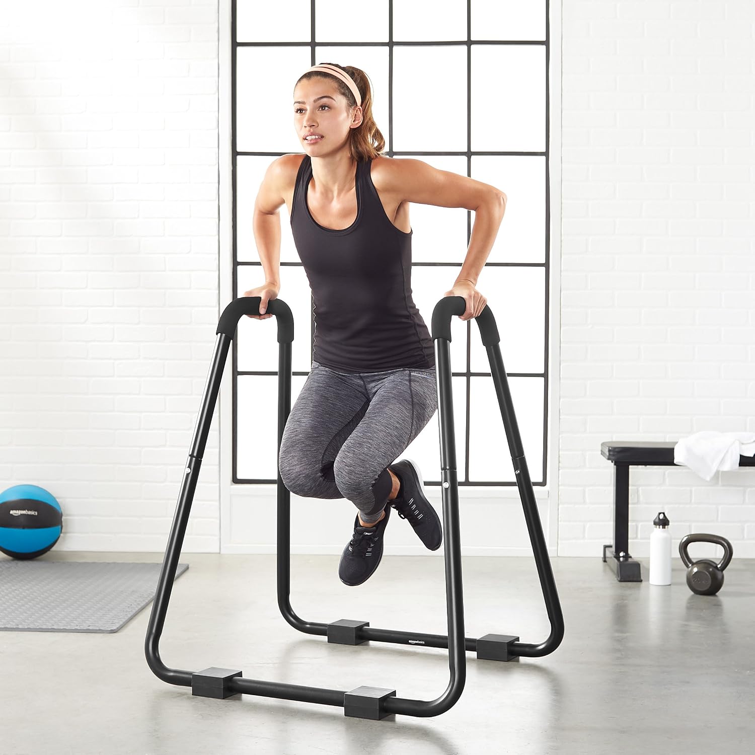 Detalle de Amazon Basics Dip Fitness Bar – poręcze ze stali stopowej, udźwig 300 kg