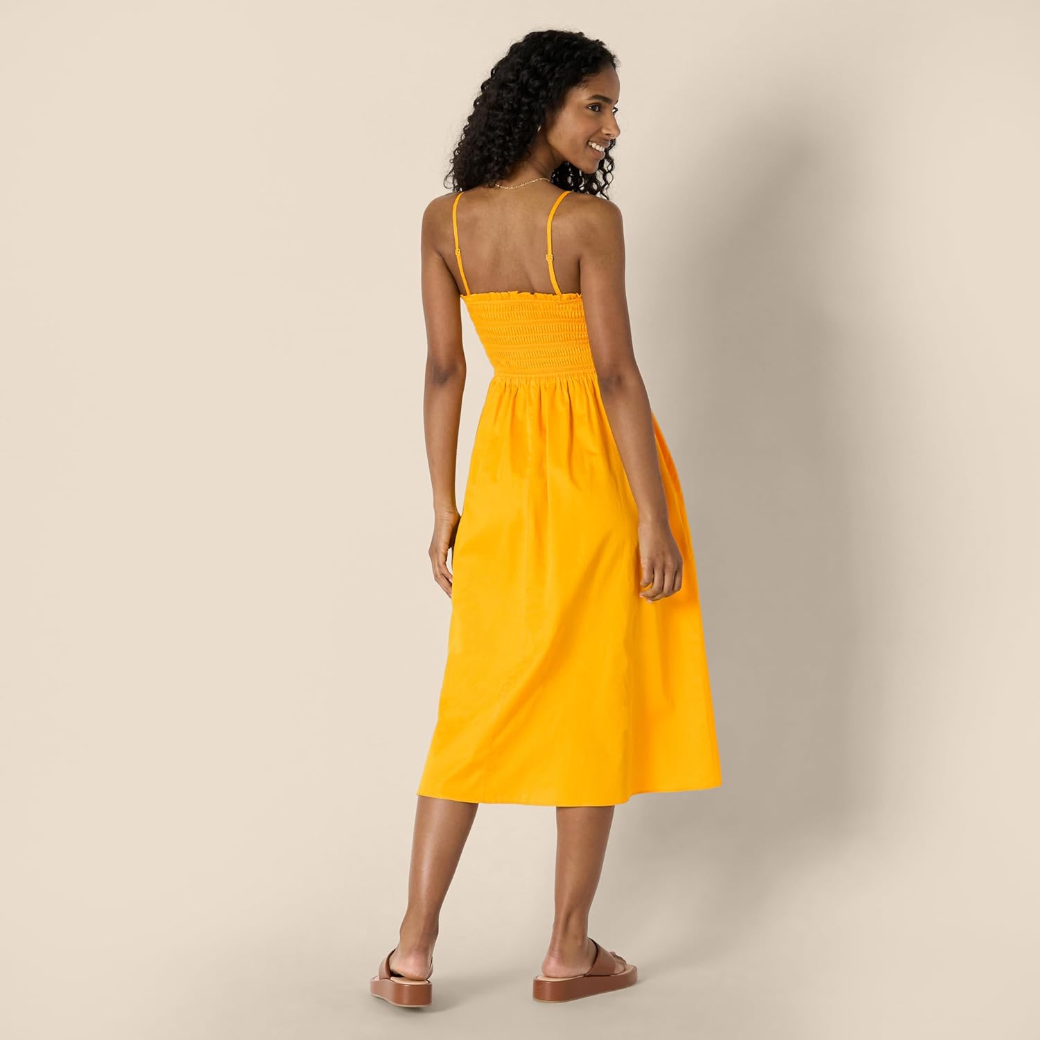 Thumbnail 2 de Amazon Essentials women’s regular-fit cotton sateen smocked bodice midi dress