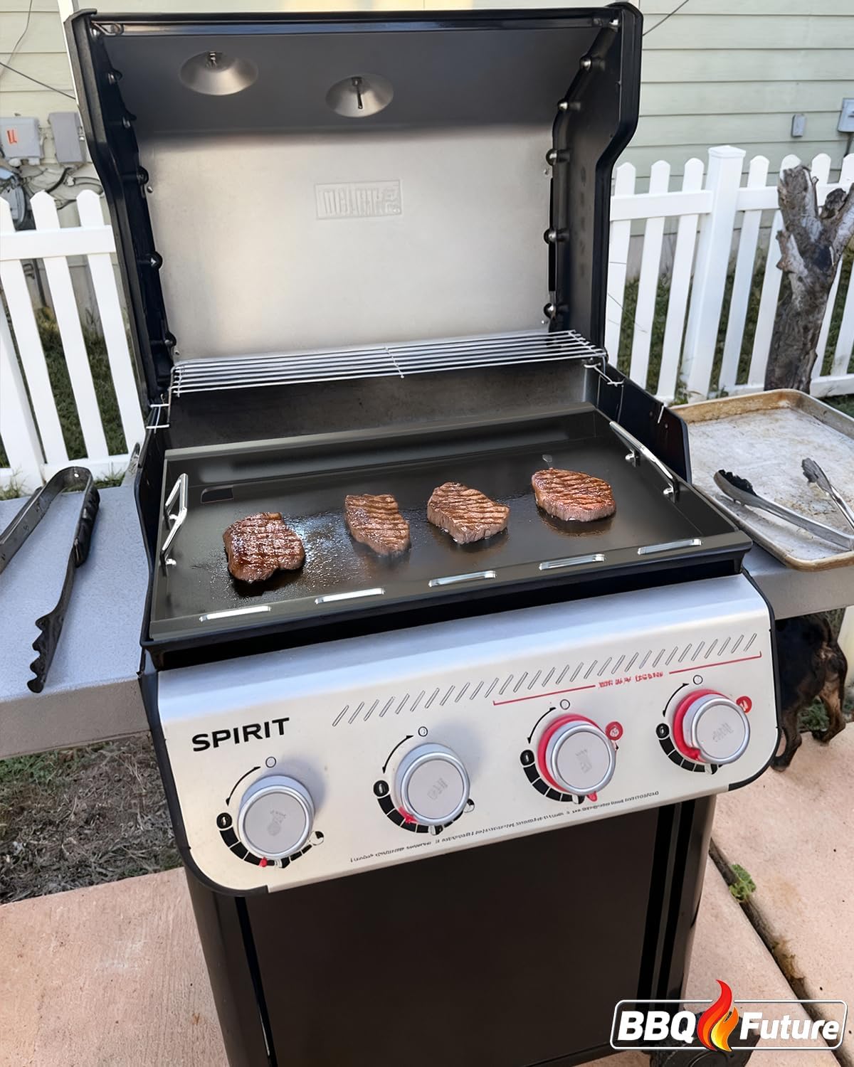 Detalle de 6787 Full Size Griddle Insert with Handles for Weber Spirit 400 Series (2025) and Spirit 300 (2016–2024) — Carbon Steel Flat Top Replacement