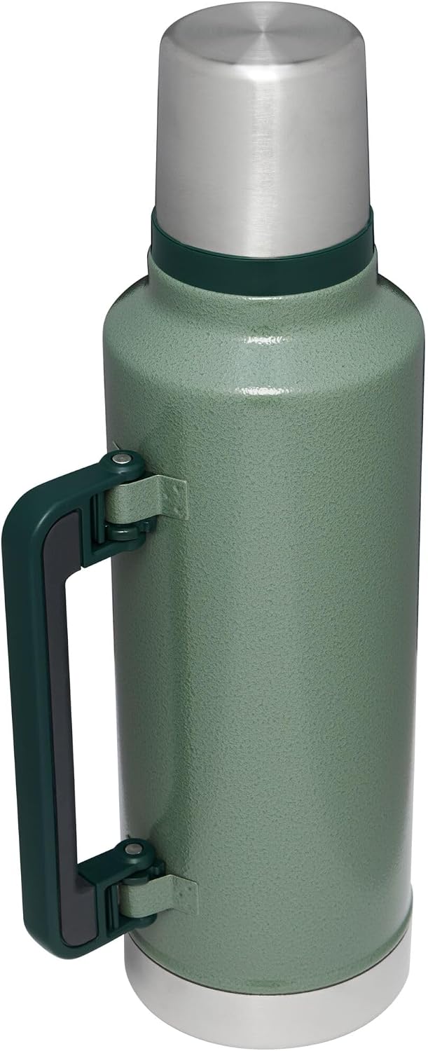 Detalle 2 de Stanley Classic Legendary Vacuum Bottle 2 qt insulated bottle 🚰