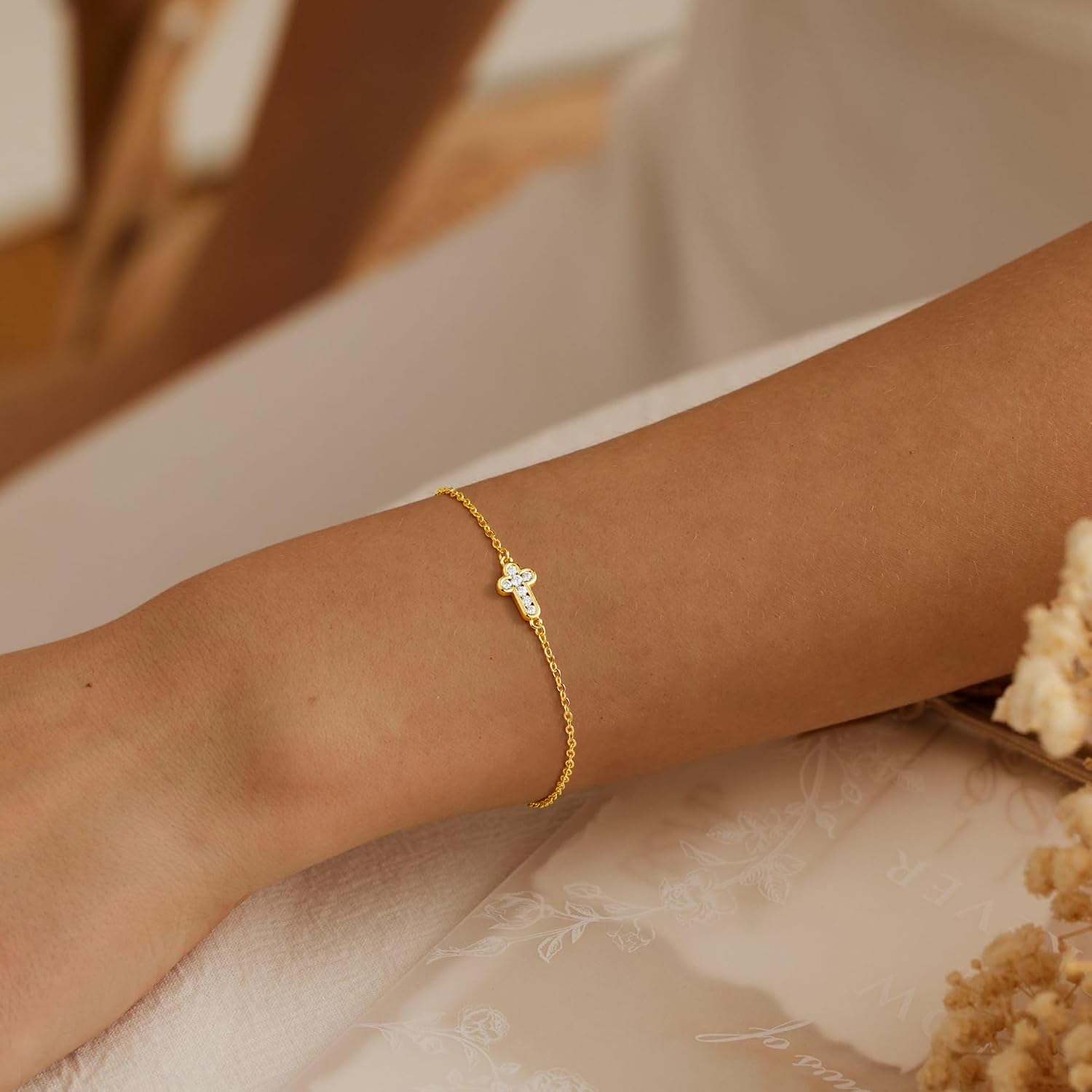 Detalle 2 de Turandoss Gold Kreuz Armband Damen – zarte 14K Gold Vergoldet mit Maria-Medaillon
