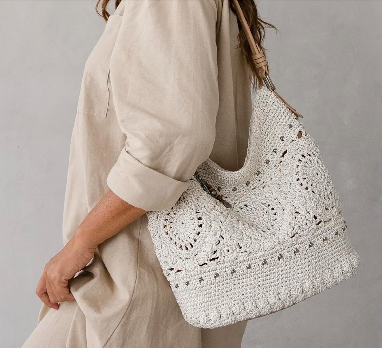 Detalle de The Sak Sequoia Hobo Bag – Hand Crochet Large Everyday & Travel Purse