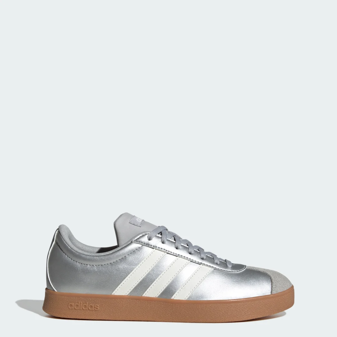 Detalle de Adidas VL Court Base: zapatilla versátil en color plateado para uso diario