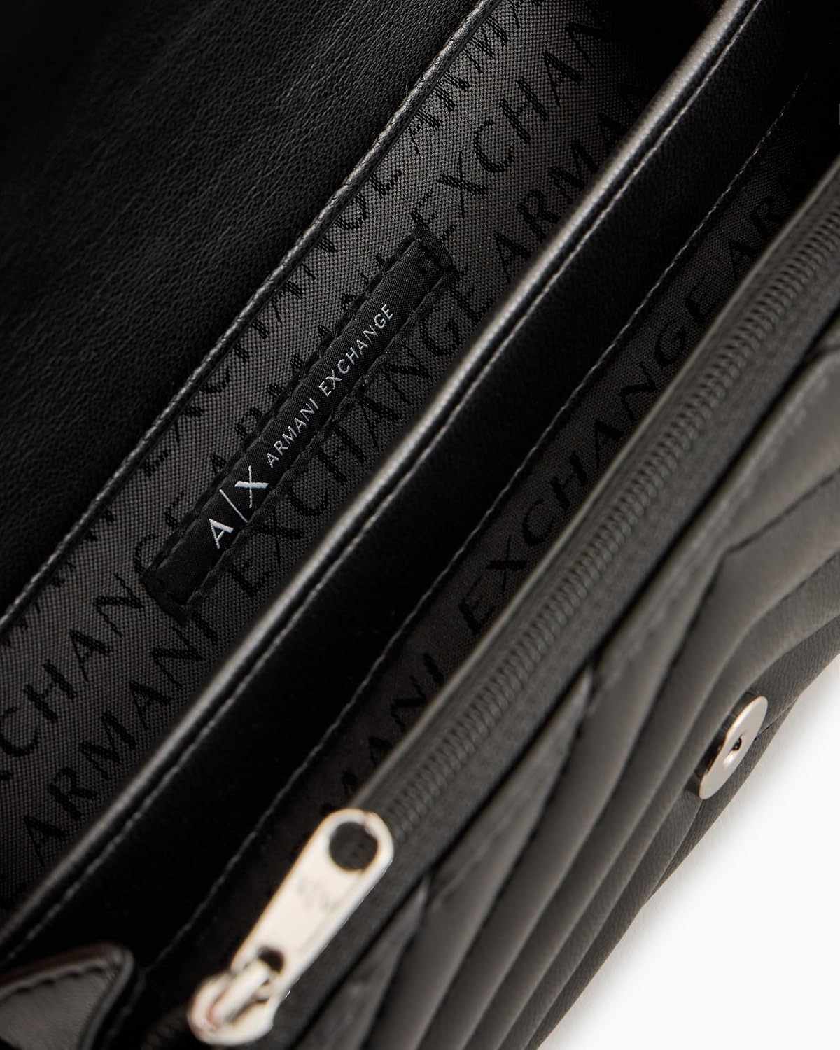 Thumbnail 1 de Armani Exchange Chaîne pour Femme – Portefeuille en cuir matelassé noir avec logo en relief