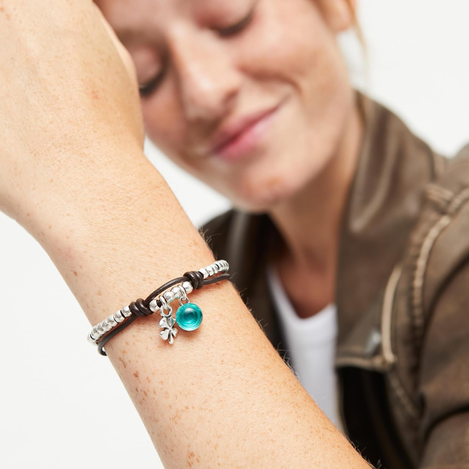 Detalle de Uno de 50 Bracciale a sfera placcato argento sterling con pelle e vetro di Murano verde