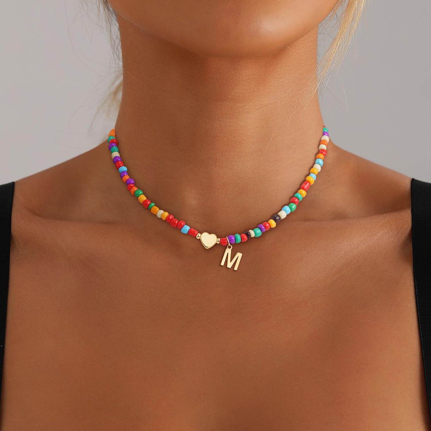 Detalle 2 de SLOONG bunte Buchstaben-Perlenkette mit Initialen und Herz-Charm (Choker) – personalisierte Namenskette für Mädchen & Damen