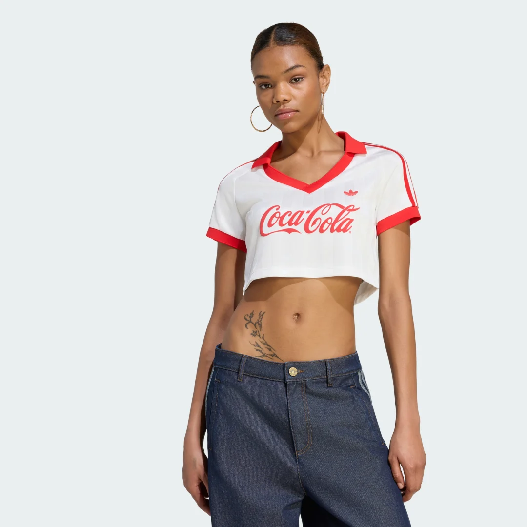Detalle de Camiseta adidas x Coca-Cola por encima de la cintura – blanca