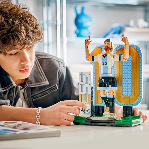 Detalle 2 de LEGO Editions Lionel Messi: Leyenda del Fútbol – Maqueta 3D de Figura y dos poses