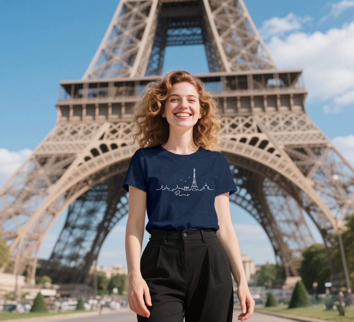 Detalle de Qskall women’s Paris travel T-shirt with Eiffel Tower print (Bonjour tee)