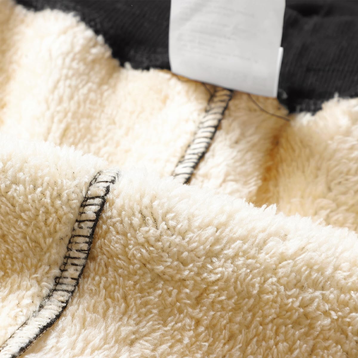 Detalle de ZOXOZ heren joggingbroek met sherpa-fleecevoering, ritszakken en rechte pijpen
