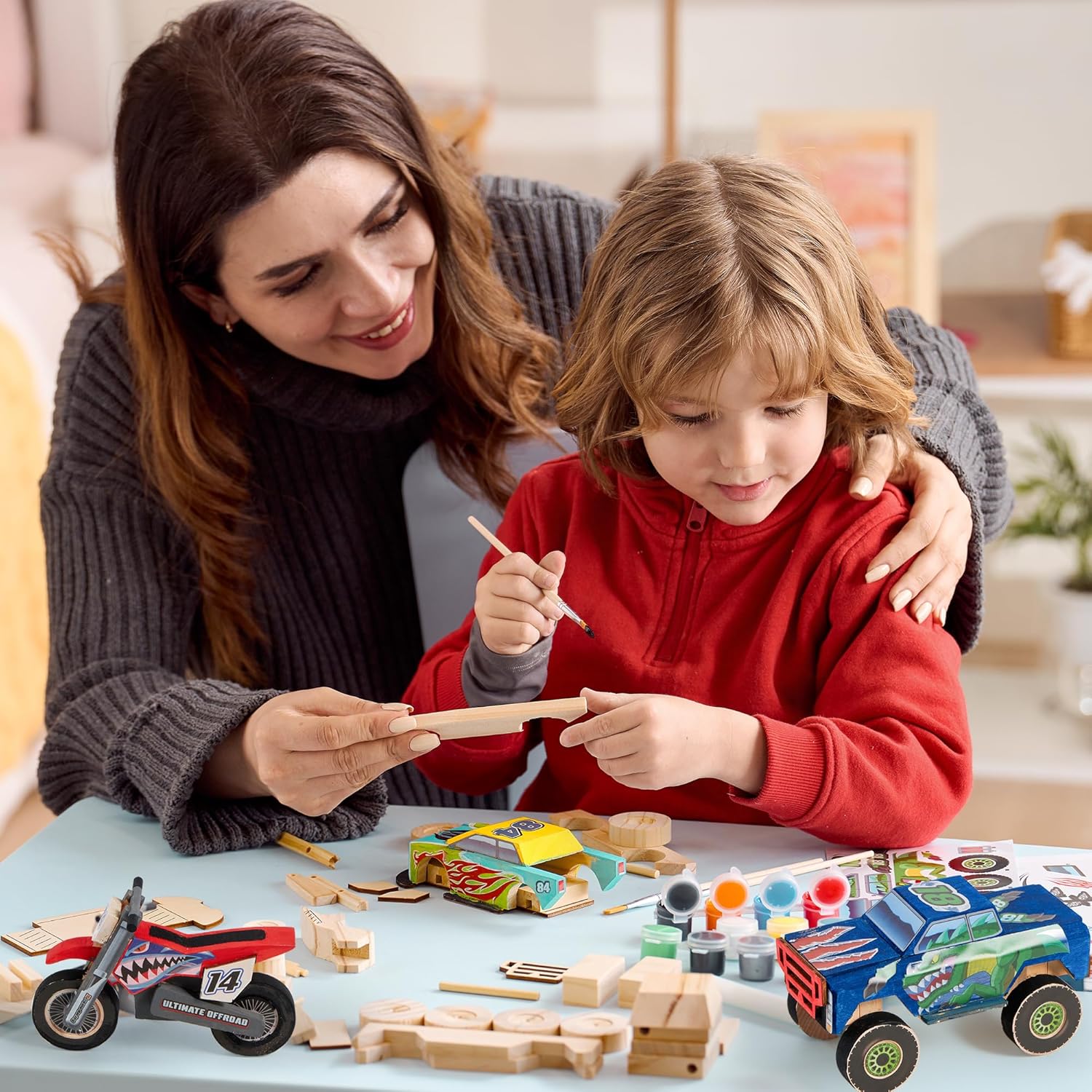 Detalle de Klever Kits Craft Kit: build & paint your own wooden race car (144-piece set)