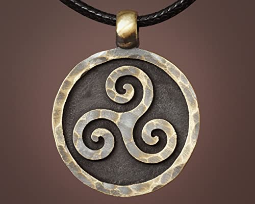Detalle de Baldur Jewelry Hand Hammered Brass Triskelion Necklace, Celtic Pendant