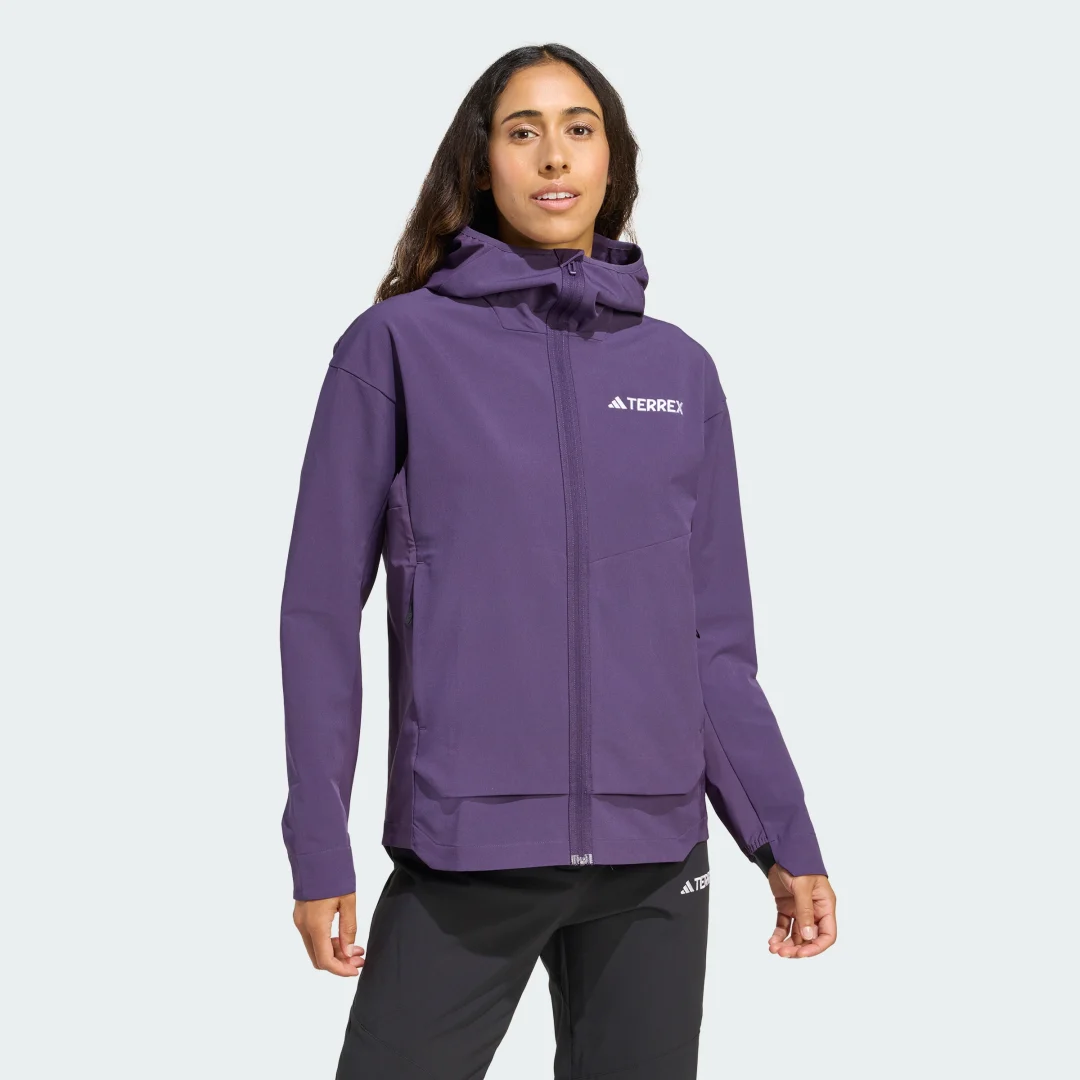 Detalle de Chaqueta Terrex Multi Softshell de Adidas: versatilidad en color Violeta