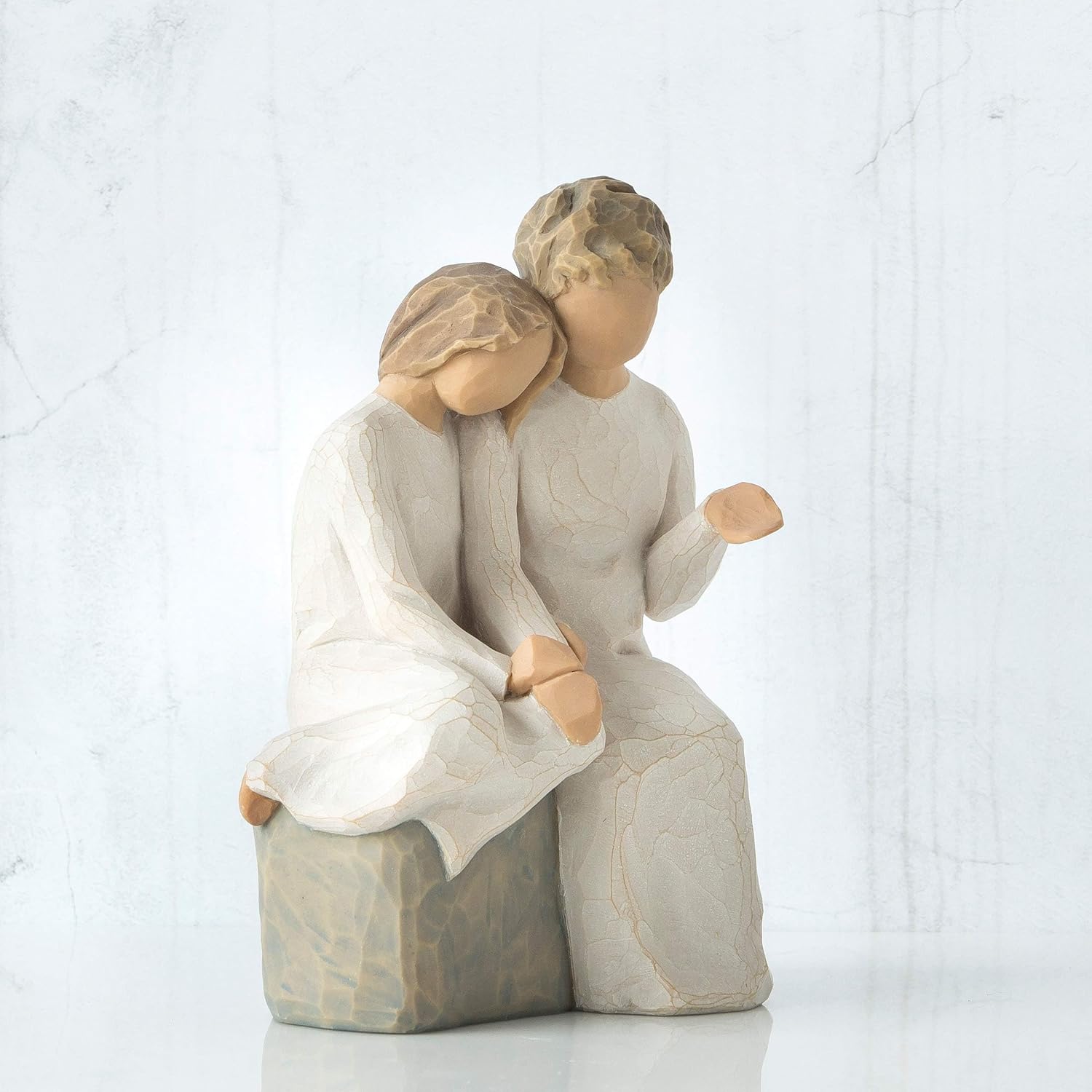 Detalle 2 de Enesco 26244 Avec Ma Grand-Mère — Sculpture Willow Tree en résine, peinture à la main