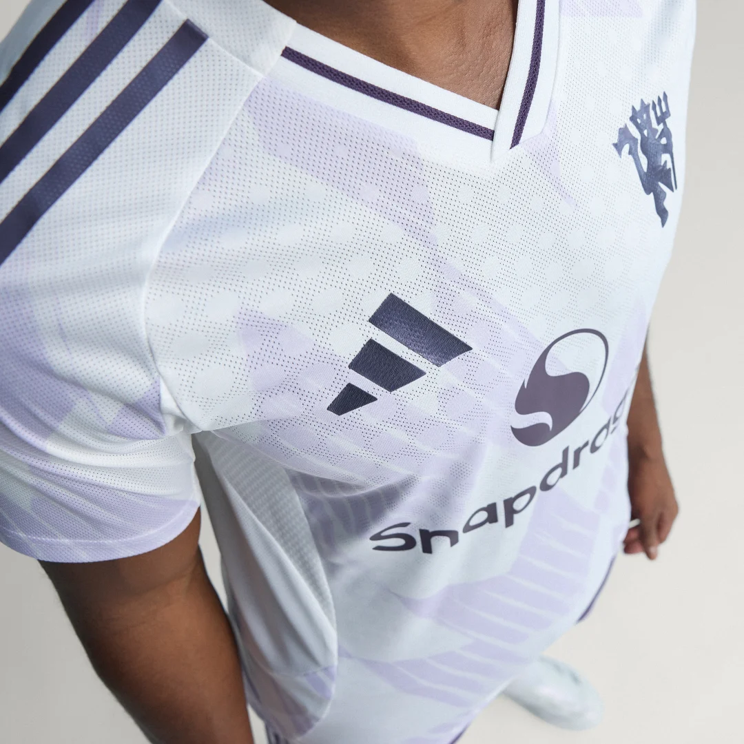 Detalle de Camiseta segunda equipación Manchester United 25/26 Oficial de Adidas