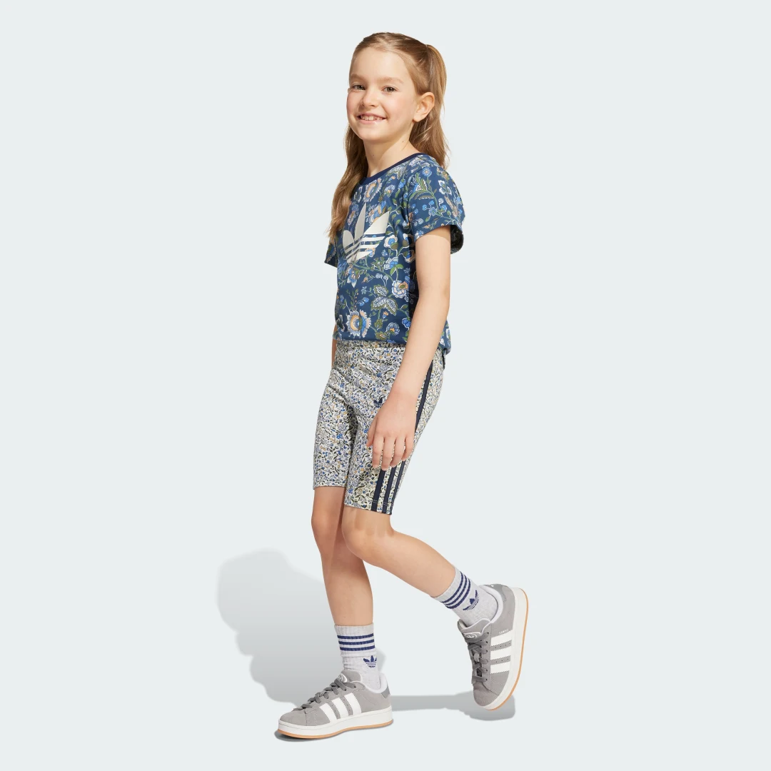 Detalle de Conjunto camiseta y mallas cortas adidas Originals x Liberty London (Niños) – Azul