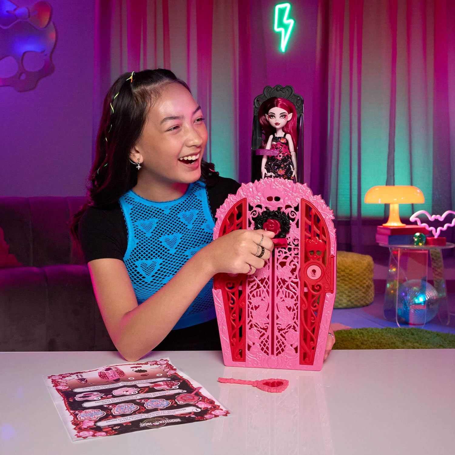 Detalle 2 de Monster High Skulltimate Secrets Draculaura 🌟 Jardín Misterioso con Sorpresas