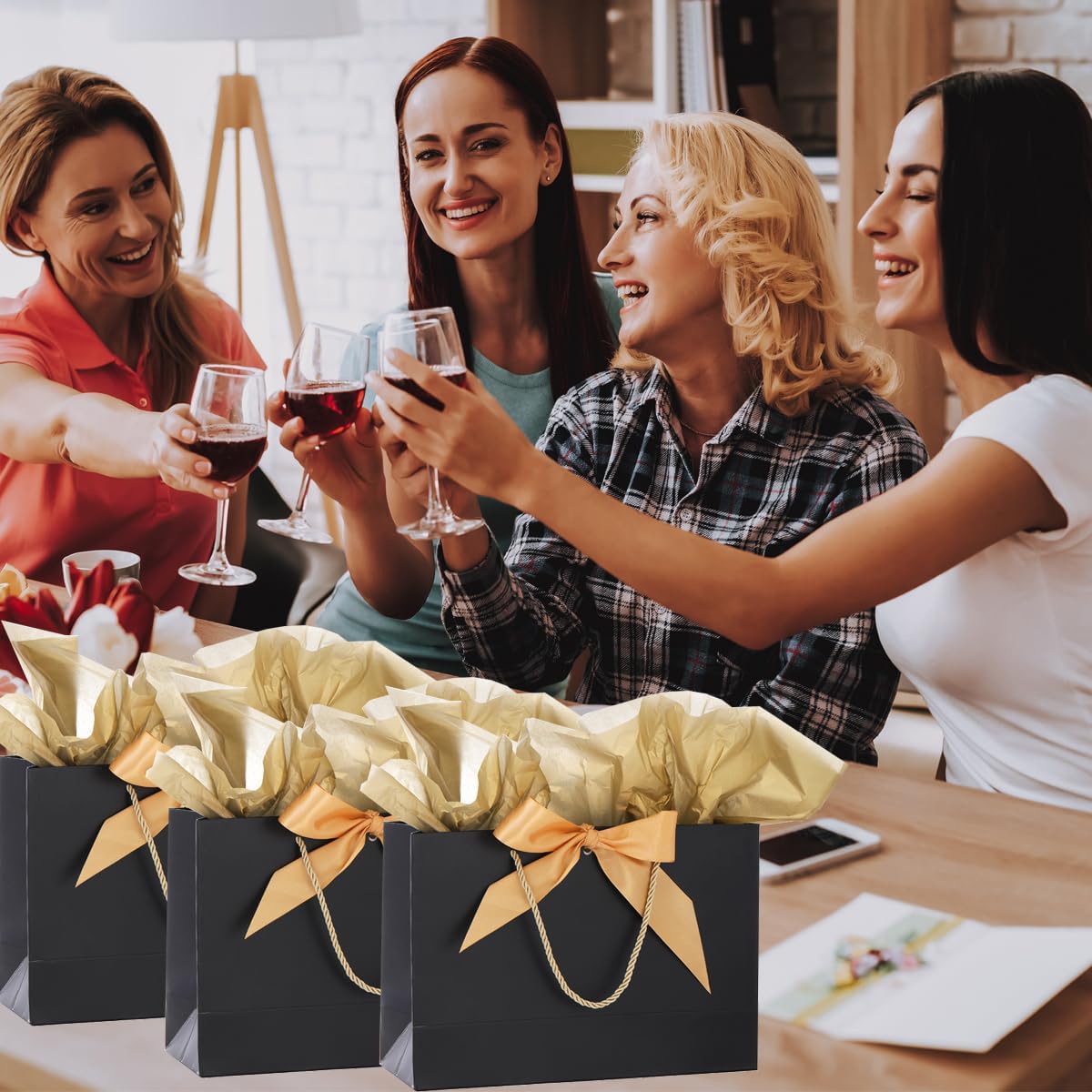 Detalle de Medium Gift Bags with Tissue Paper and Gift Cards (3 Pack) – Black