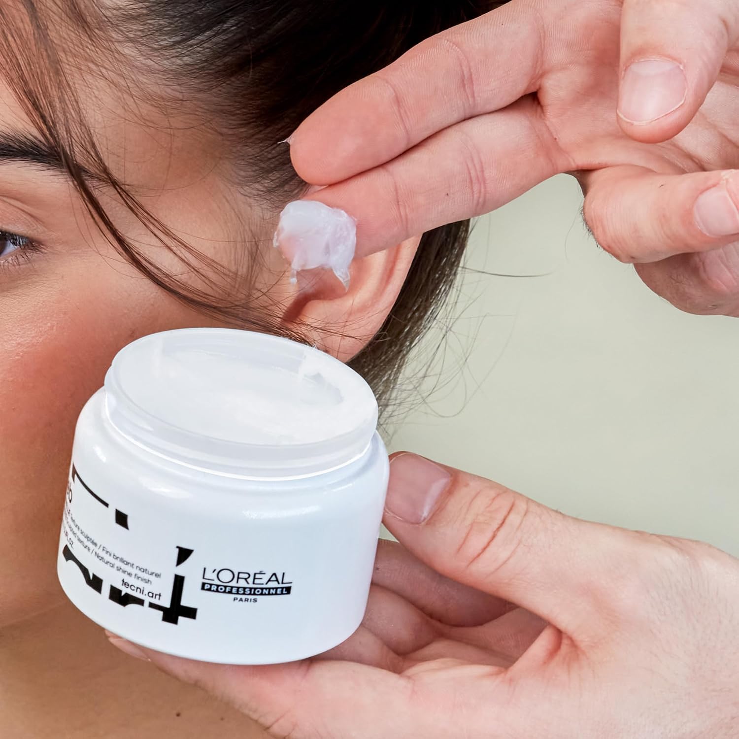 Detalle de L’Oréal Professionnel Tecni.Art Web Pasta Modellante Tenuta Extra-Forte Effetto Naturale e Brillante da 100 ml