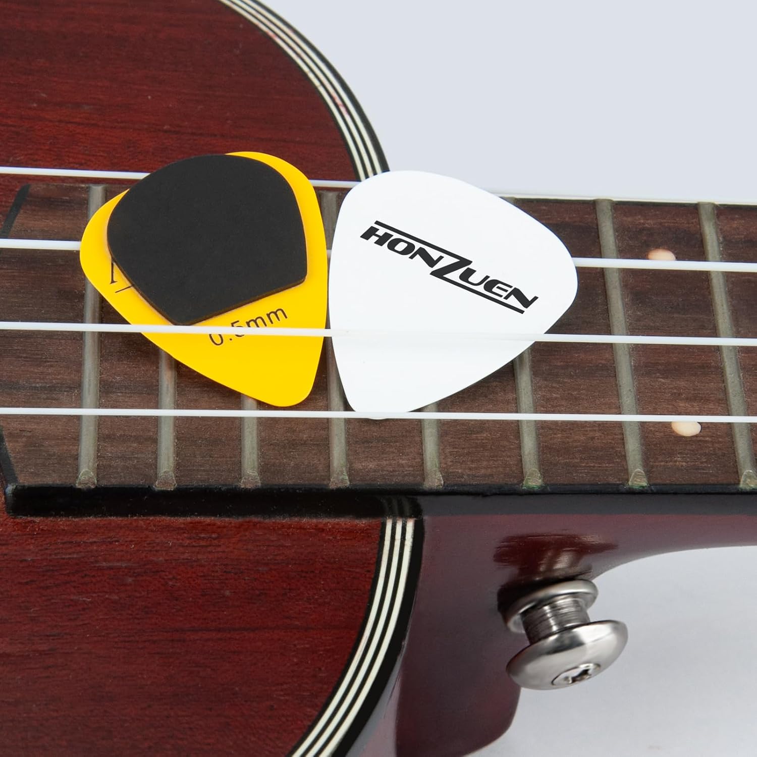 Detalle 2 de HONZUEN 48 Stück Gitarrenplektrum-Aufkleber – Selbstklebende, rutschfeste Plektrum-Aufkleber (1 mm) für Gitarren, Ukulele und Bass