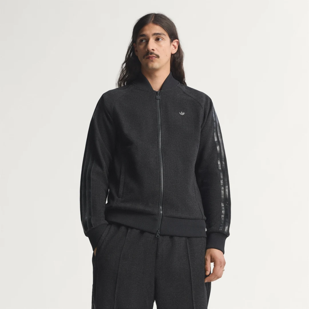 Detalle de Chaqueta deportiva Premium de Adidas: versatilidad y estilo en negro