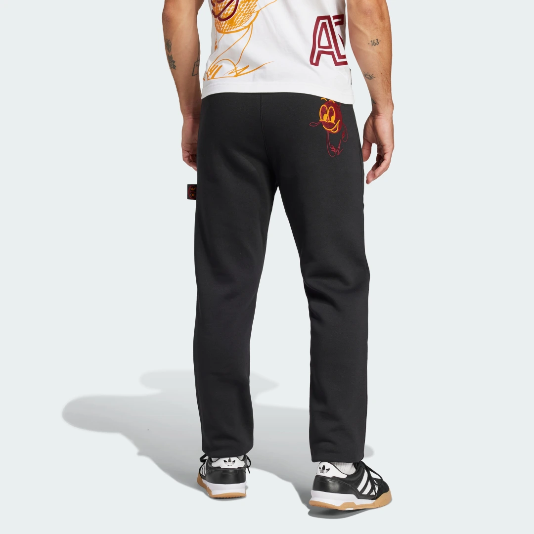 Detalle 2 de Pantalón AS Roma Graphic de Adidas: diseño urbano y comodidad para aficionados