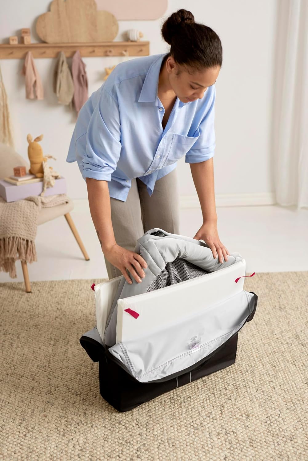 Detalle 2 de BabyBjörn Light 040948 – składane łóżeczko turystyczne, srebrne