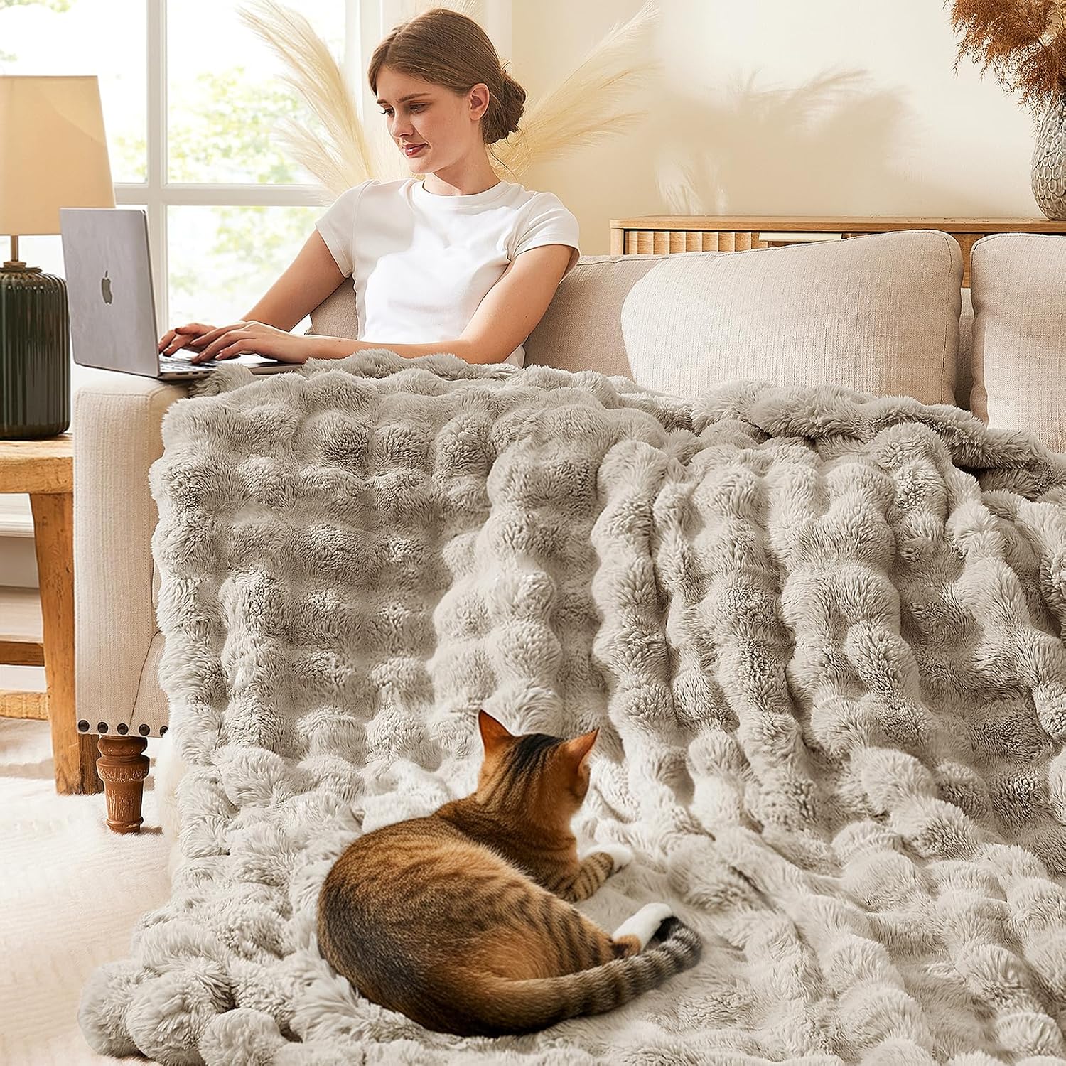 Detalle de L'AGRATY Faux Rabbit Fur Blanket 200x220cm