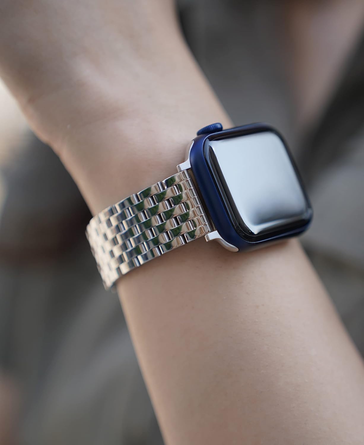Detalle 2 de Memori Planet Seven-Link Stainless Steel Apple Watch Band, Silver, Adjustable Fit
