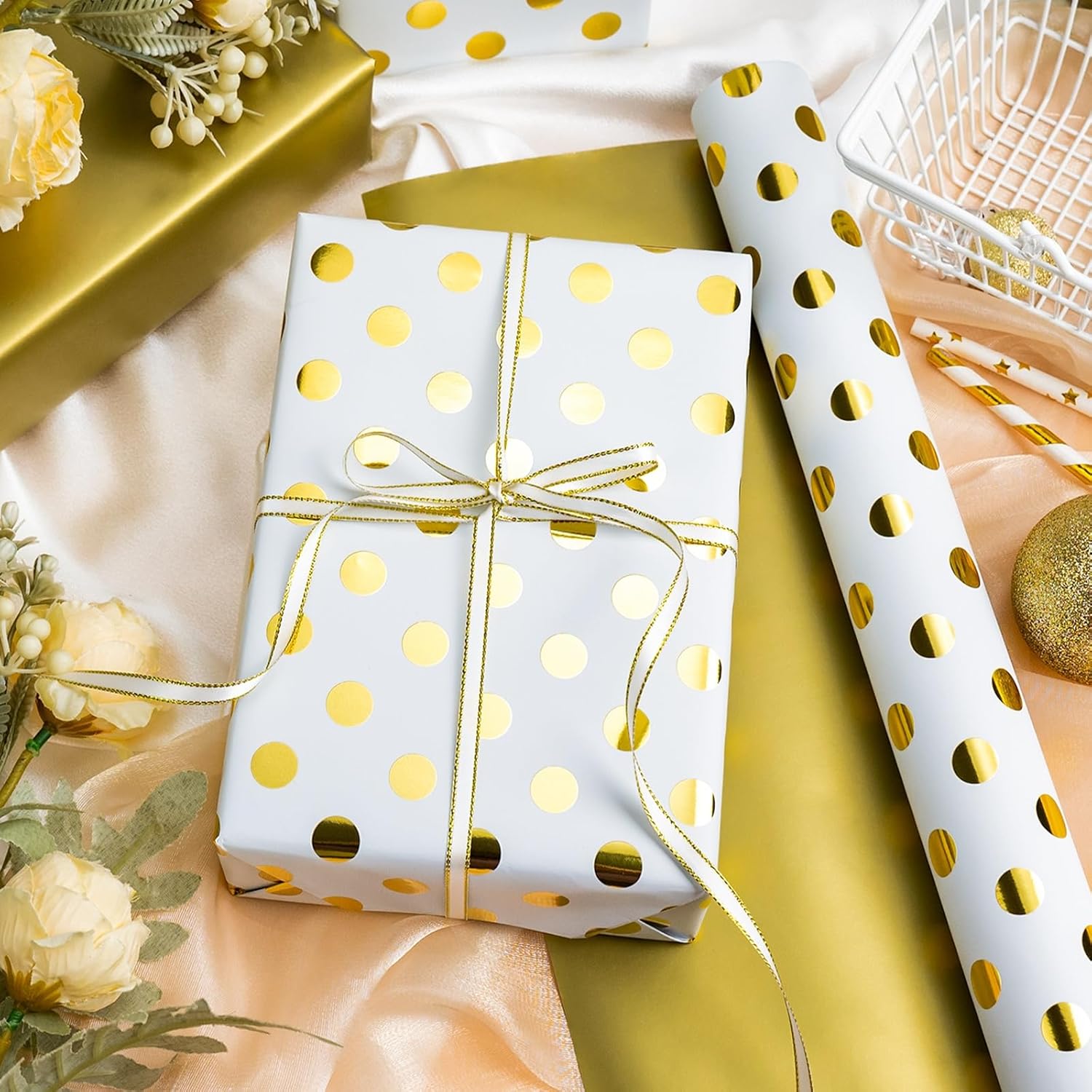 Thumbnail 4 de Wikadlik Geschenkpapierrolle mit goldenen Punkten, 43 cm x 10 m (weiß) für Anlässe wie Geburtstag & Weihnachten