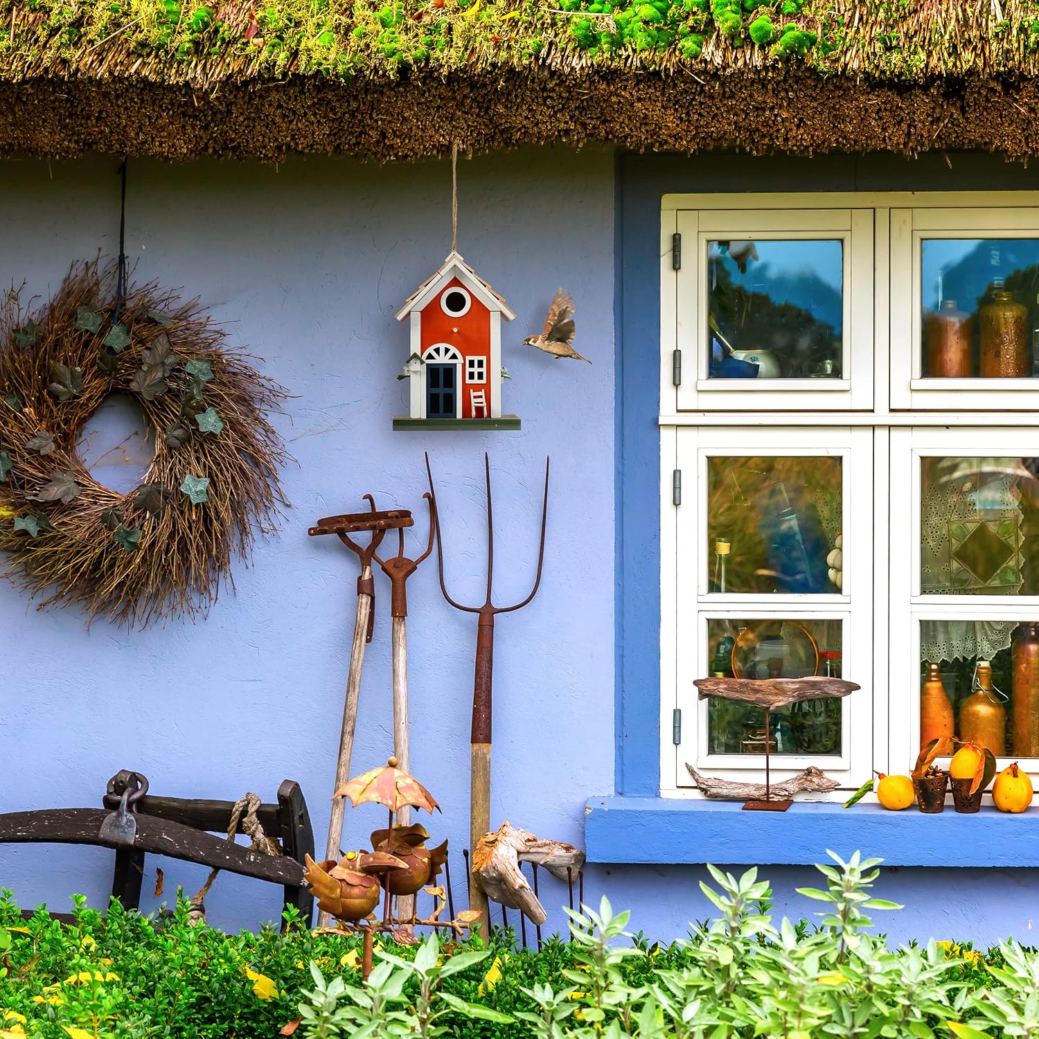 Detalle de Relaxdays 10044509 rustiek houten vogelhuisje, kleurrijk en hangend