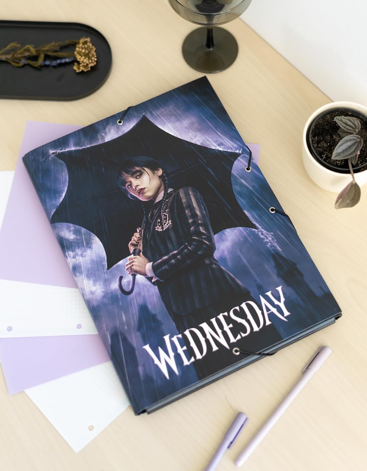 Detalle de Grupo Erik teczka A4 z 3 klapkami, kartonowa, z motywem Wednesday Addams