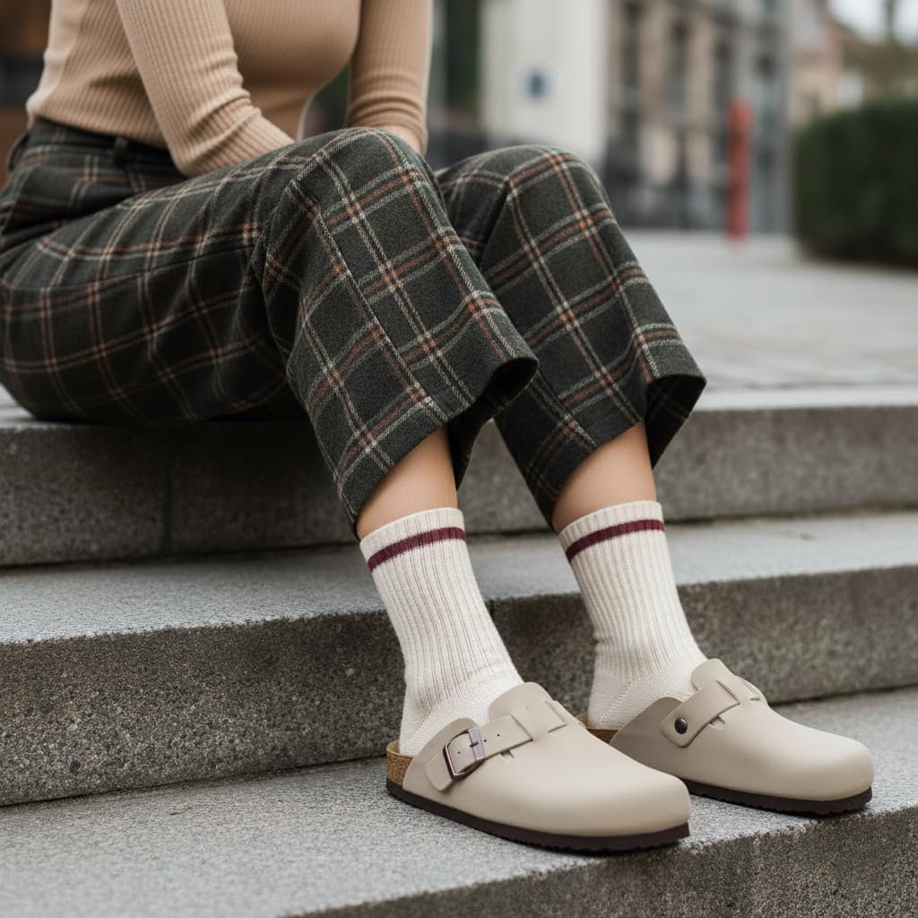 Detalle de CUSHIONAIRE Hana Vegan Suede Clogs with Arch Support đ