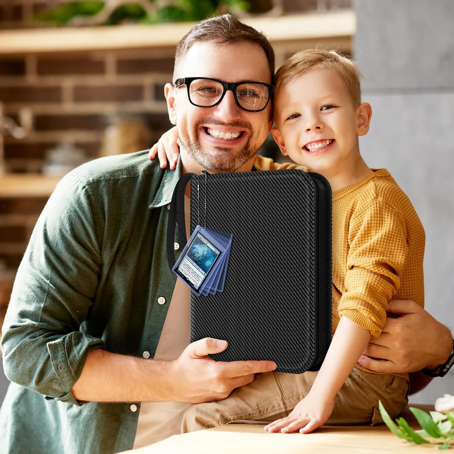 Detalle de Mlikero Sammelalbum für Sammelkarten (für bis zu 440 Karten) – 4 Taschen, 55 doppelseitige Seiten im 3-Ring-Design
