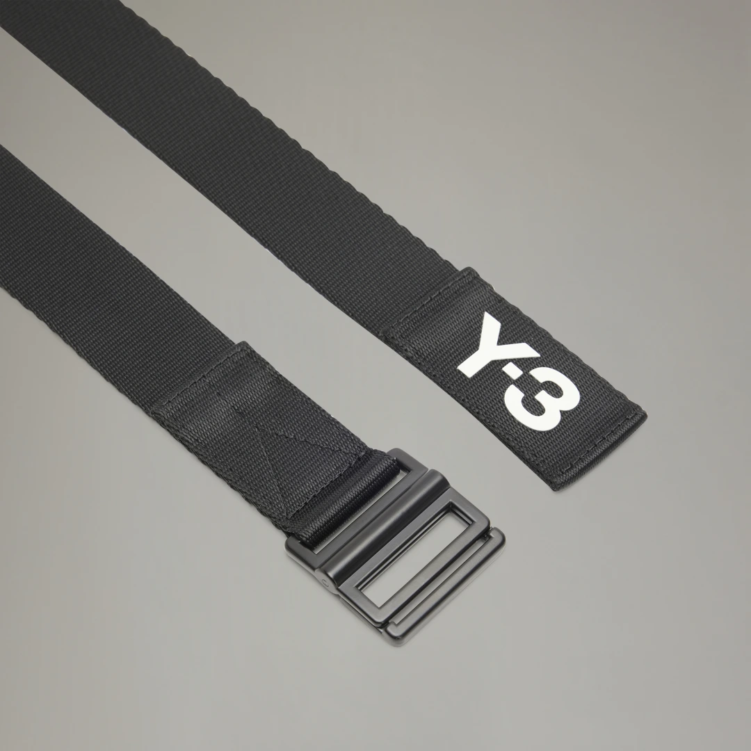 Detalle de Cinturón Classic Logo Y-3 de Adidas: estilo minimalista en negro para completar tu outfit