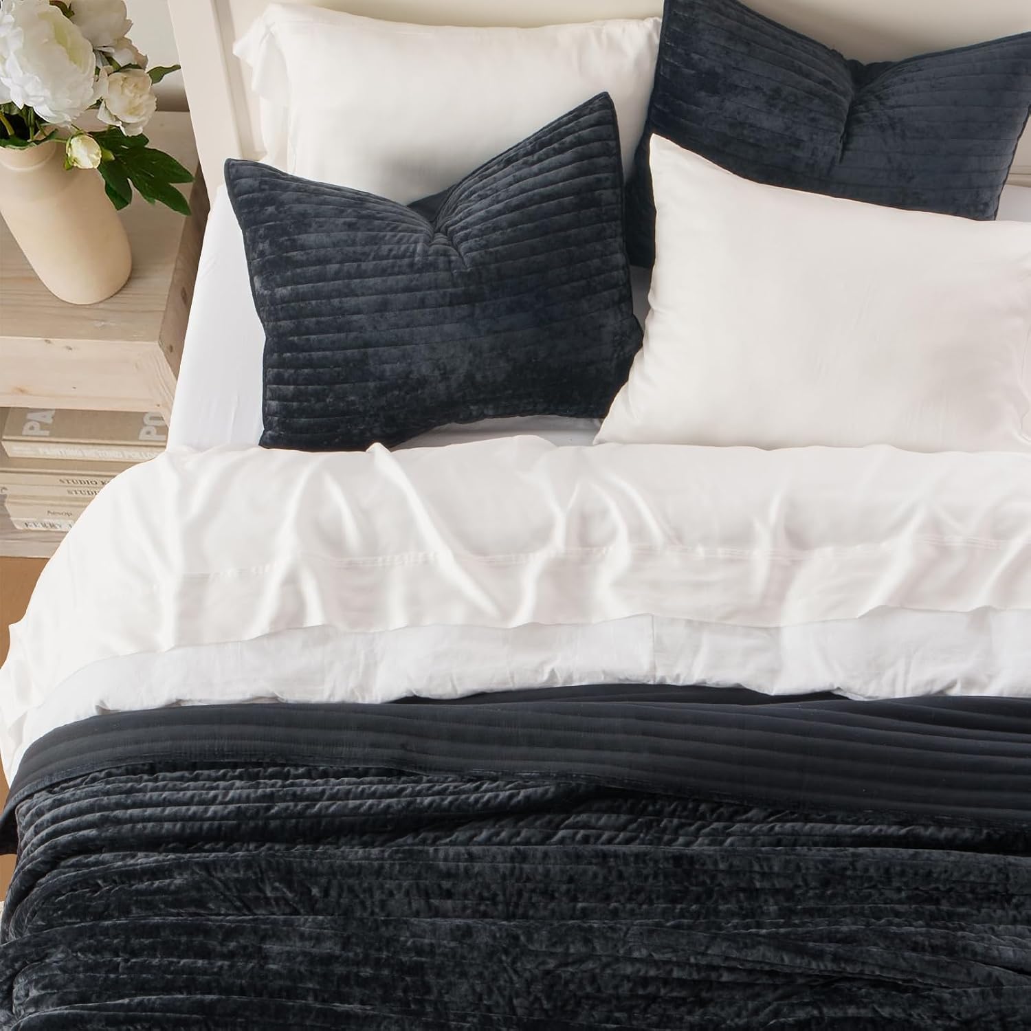 Detalle de EverGrace EVERGRACE Velvet Quilt Set (King) – Lightweight Striped Channel Bedding with 2 Shams, Black