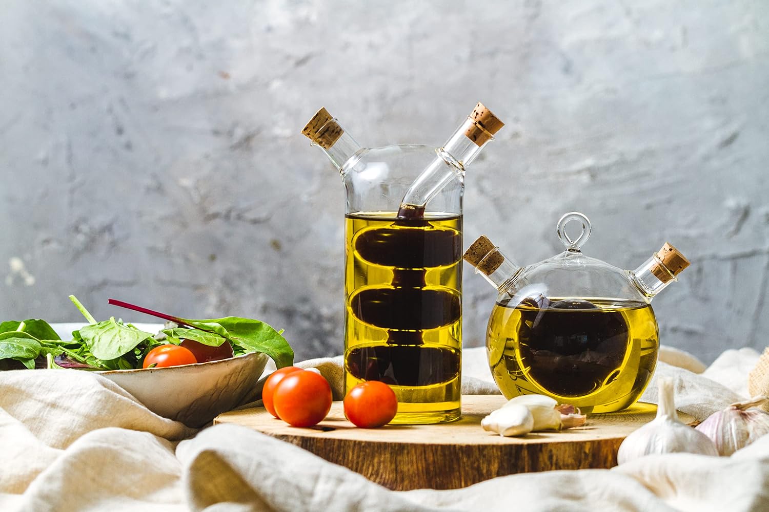 Detalle 2 de KitchenCraft World of Flavours 2-in-1 Glass Oil and Vinegar Dispenser, 100 ml + 300 ml